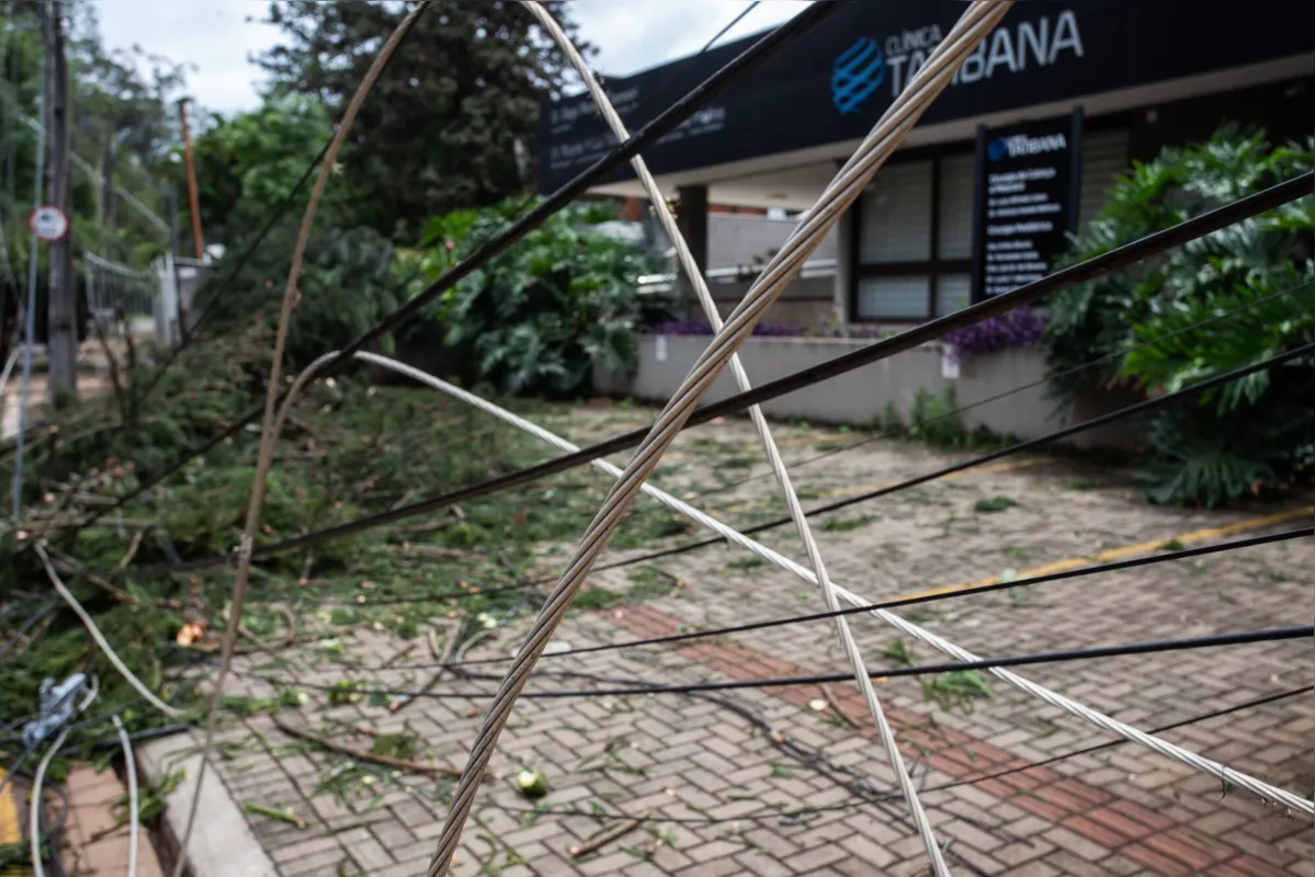 Cabeamento de poste caído nas proximidades do Lago Igapó: queda de energia ocorreram em vários bairros da cidade 