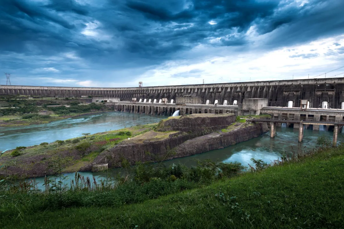 A tempestade provocou o desligamento de linhas de transmissão de 750 quilovolts que conectam a usina de Itaipu ao SIN (Sistema Interligado Nacional)