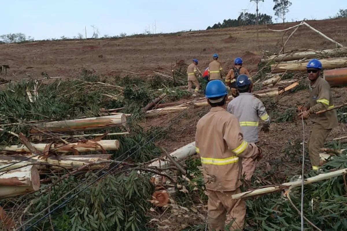 Os temporais que castigaram as regiões Sudoeste, Oeste, Noroeste e Norte do Paraná no mês de outubro já causaram, somados, mais danos ao sistema elétrico da Copel do que o ciclone-bomba de 2020.
