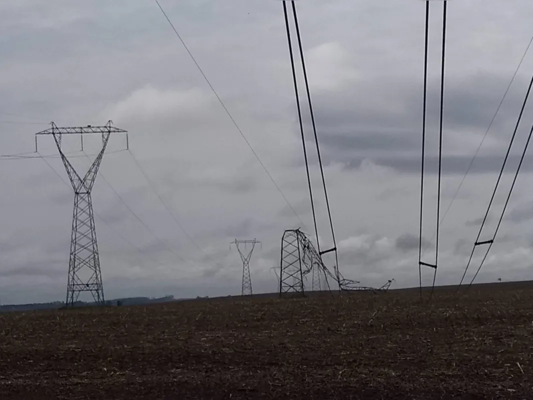 O vendaval de sábado (23) derrubou três torres de linhas de transmissão próximas da Estrada da Perobinha, prolongamento da Avenida Saul Elkind, na região Norte.
