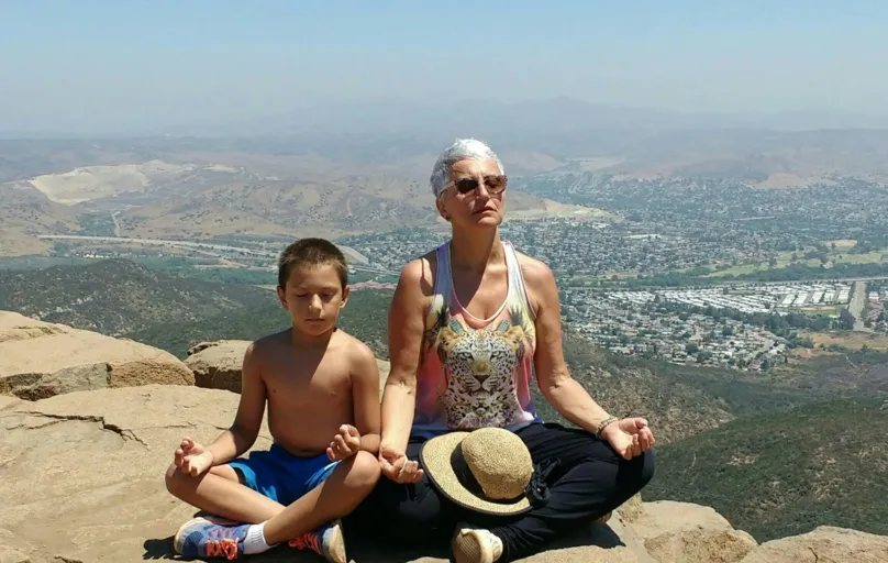 Dalva e o neto Pietro meditando em San Diego