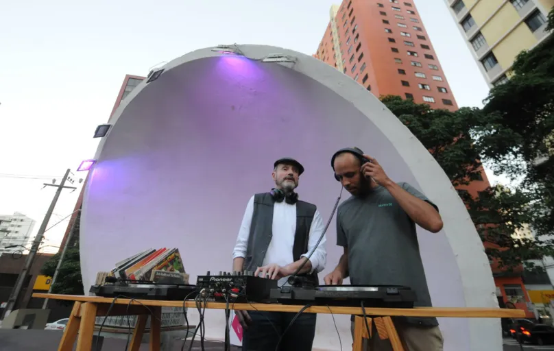 Os DJs João Durval e Pedra que Voa animam nesta sexta-feira (22) a primeira apresentação do projeto ODÉS na Concha Acústica
