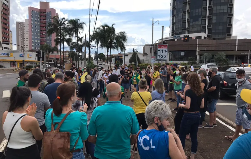 Cerca de 60 pessoas  se reuniram em Londrina para protestar contra a obrigatoriedade da vacina contra a Covid-19
