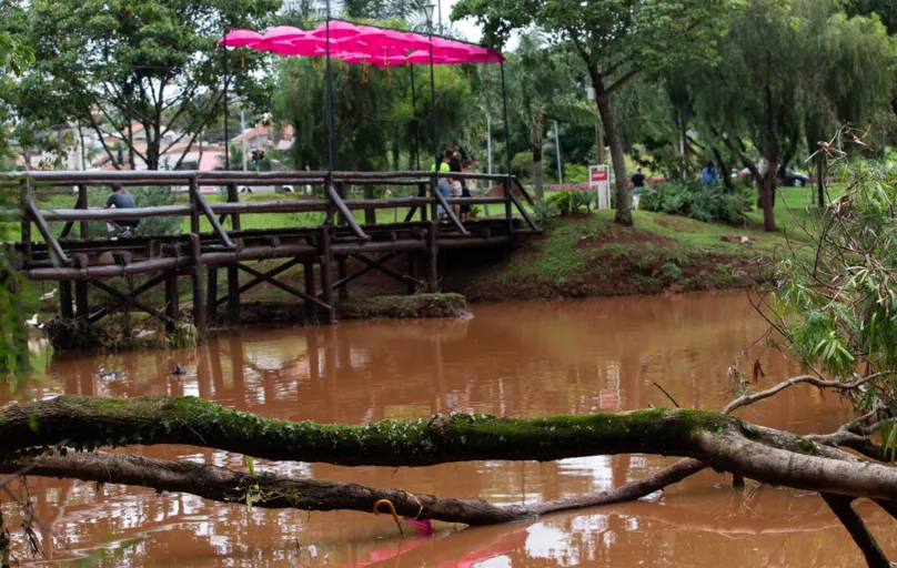 Lago Igapó cheio e parte dos guarda-chuvas sobre a ponte destruídos pela tempestade 