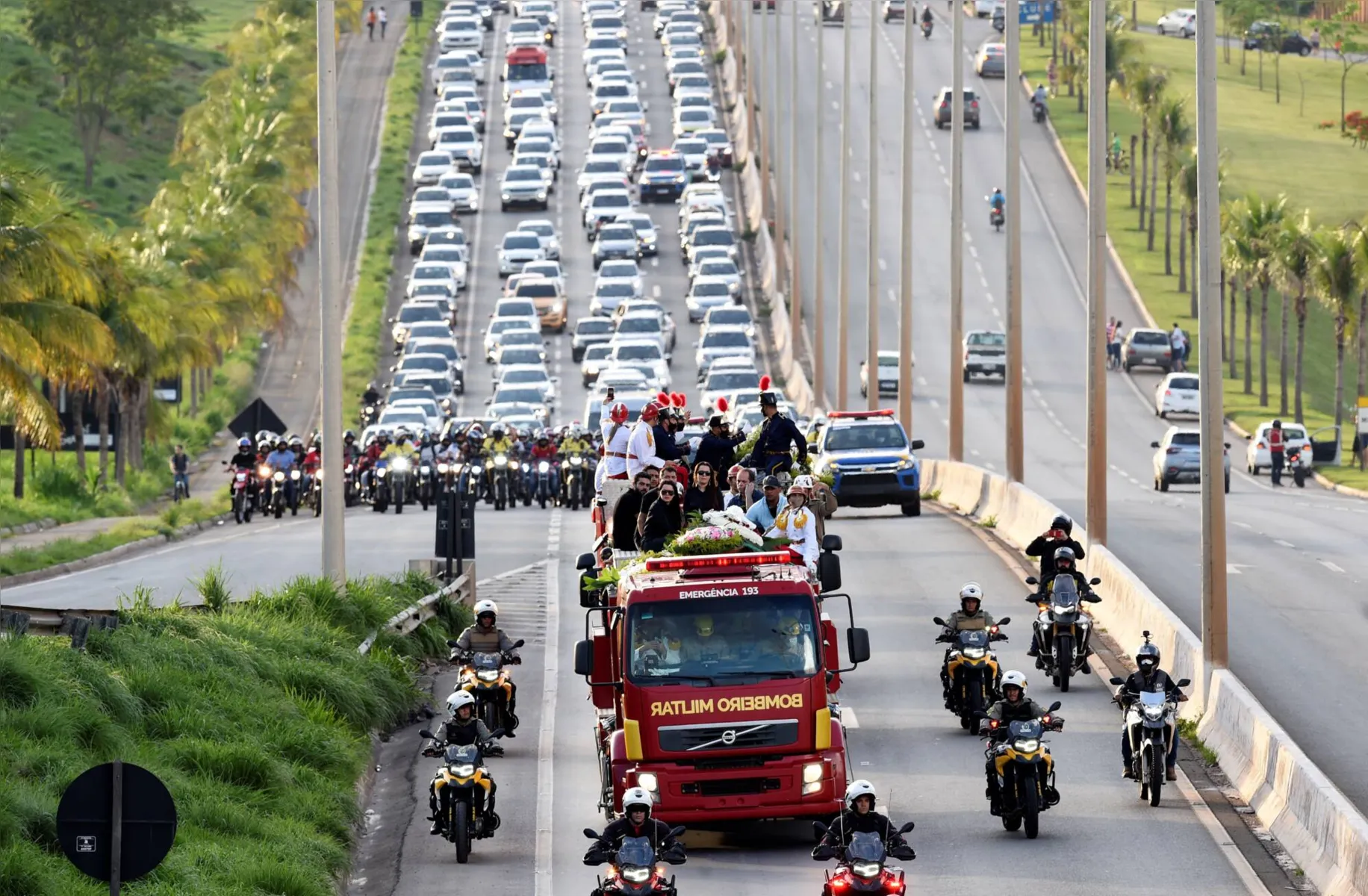 Fotos do cortejo fúnebre de Marília Mendonça, com acompanhamento de centenas de automóveis, estão correndo o mundo