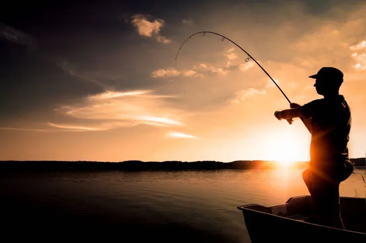 Muitos têm como hobby a prática de esportes, como a pesca, como uma forma de descontração 