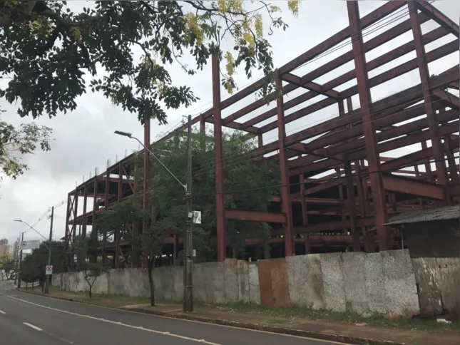 A estrutura de aço começou a ser erguida em 1996 e vai à leilão, com lance inicial de  R$ 33.720.059,15