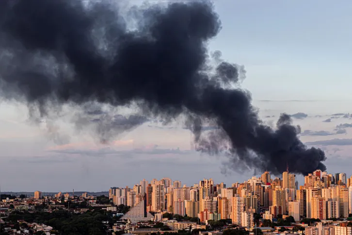 Imagem ilustrativa da imagem Incêndio de grandes proporções atinge garagem da TCGL em Londrina (VÍDEO)