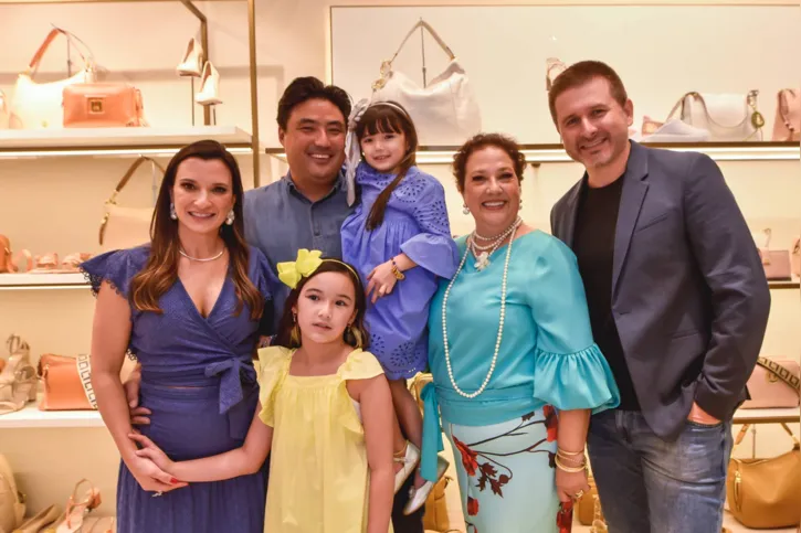 A família de Fernanda prestigiou a inauguração: Dr. Luiz Kunii e as filhas do casal, Duda e Gigi