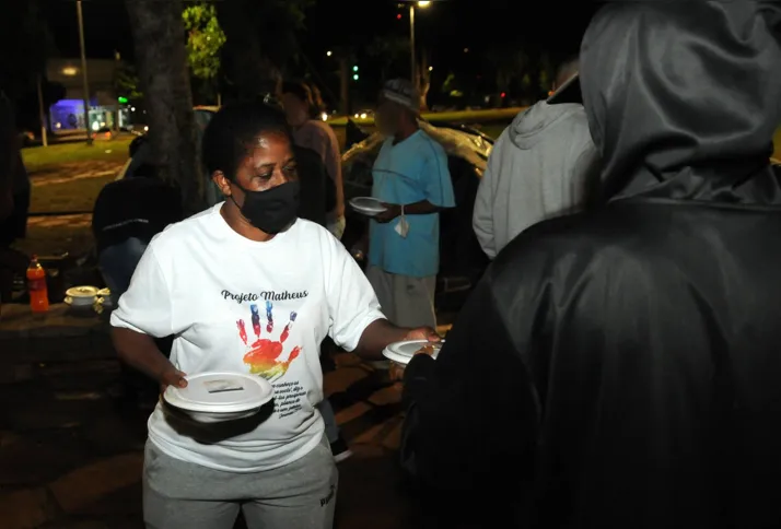 Esmeralda Pereira distribui 100 marmitas todas as quartas-feiras para amenizar a fome de homens e mulheres que vivem nas ruas