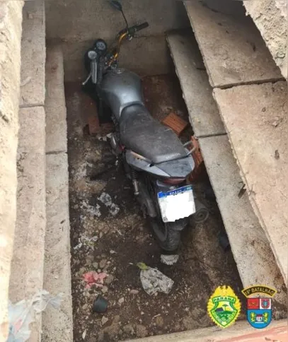 A PMPR encontrou uma motocicleta Honda CG no túmulo fechado.