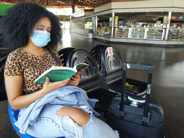 Amanda Dutra se sente mais tranquila para viajar após ter sido vacinada