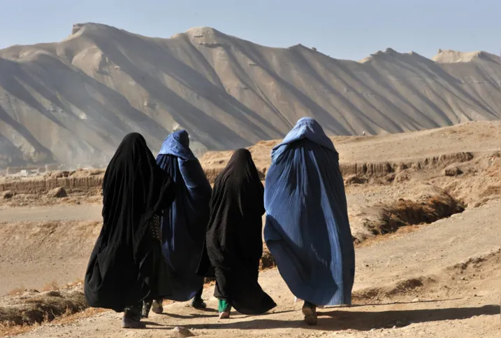 Imagem ilustrativa da imagem Talibã proíbe novelas com atrizes no Afeganistão e obriga jornalistas a usar véu