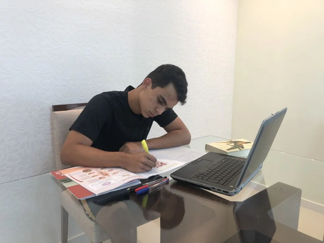 "O Enem é uma prova que se você fizer com atenção e interpretar certinho não é uma prova tão difícil assim.", diz Daniel Funes Ferreira. 