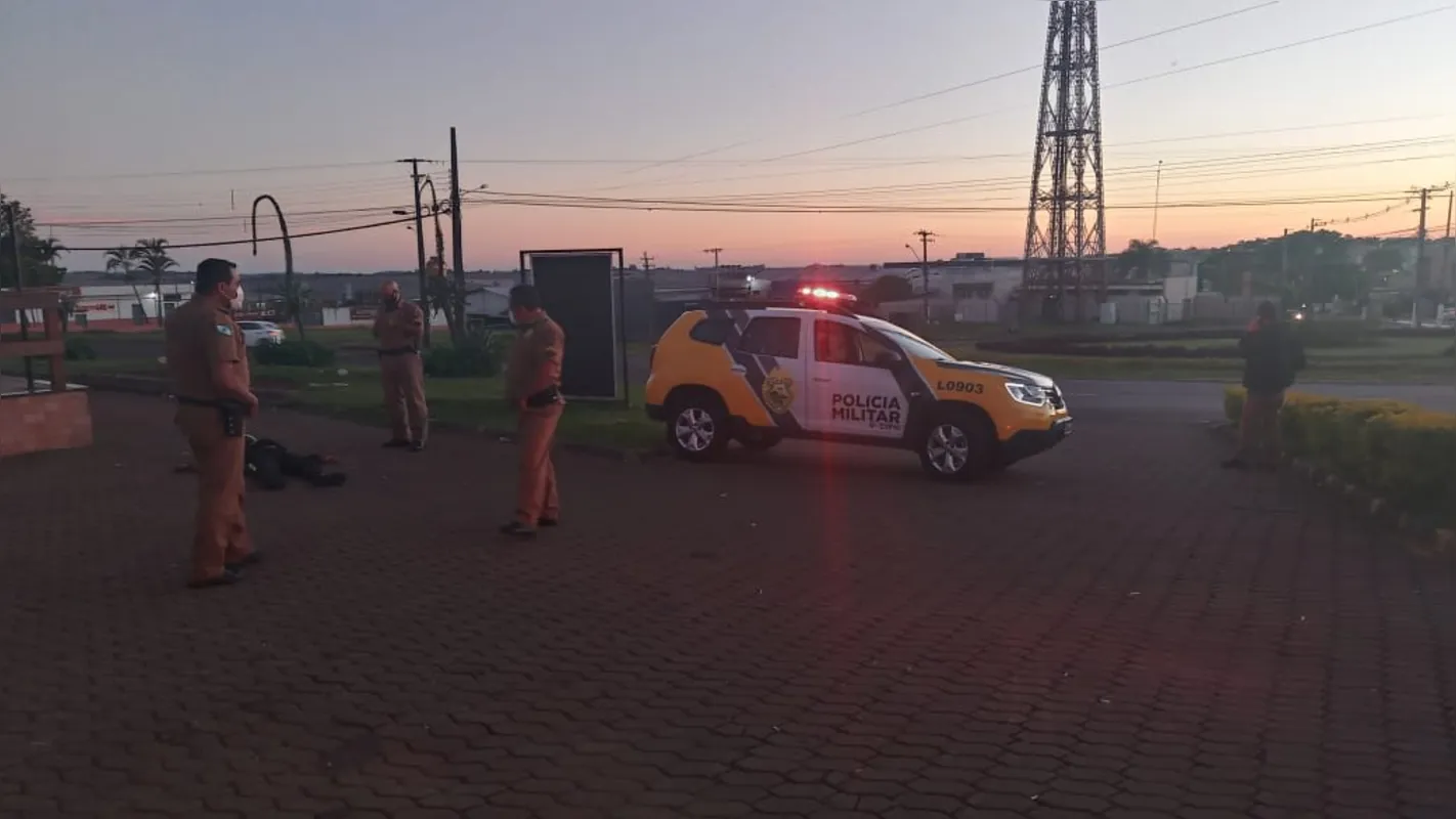 O atirador não prestou socorro e ainda concluiu o assalto, levando o dinheiro do frentista, e fugiu. 