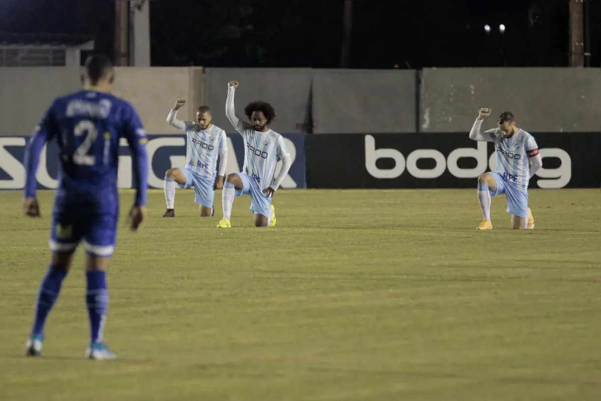 Celsinho e jogadores do Londrina protestam em jogo diante do Confiança