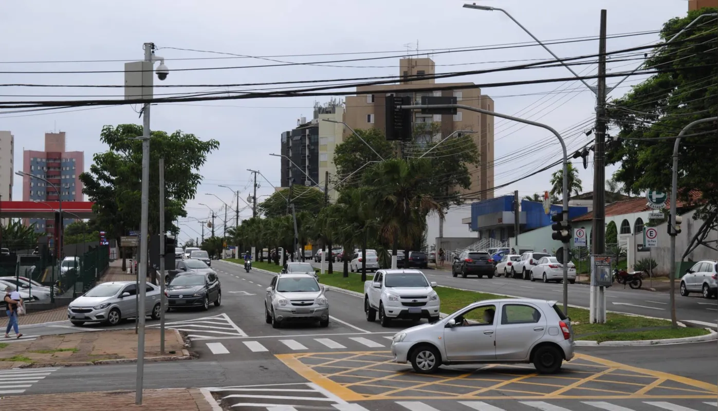 Câmera de videomonitoramento instalada no cruzamento da JK com Pernambuco