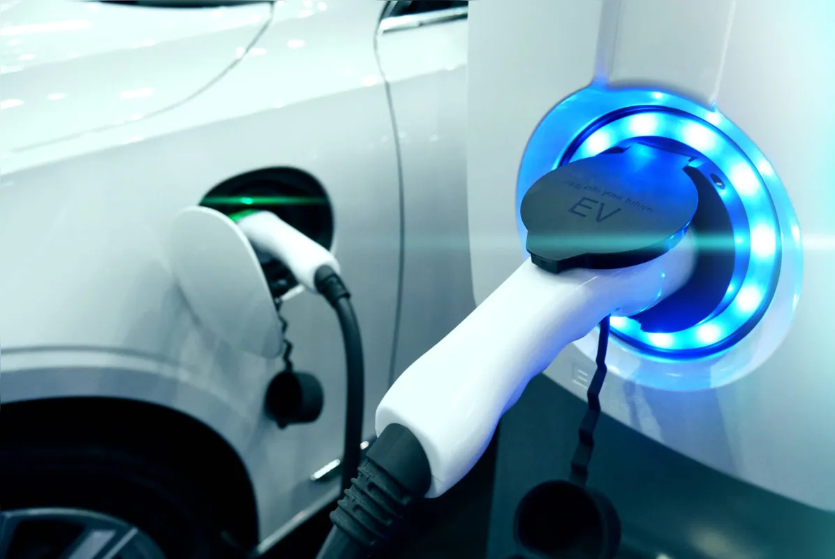 Imagem ilustrativa da imagem Carros elétricos são seguros? Incêndio com carros de luxo em Londrina levanta debate