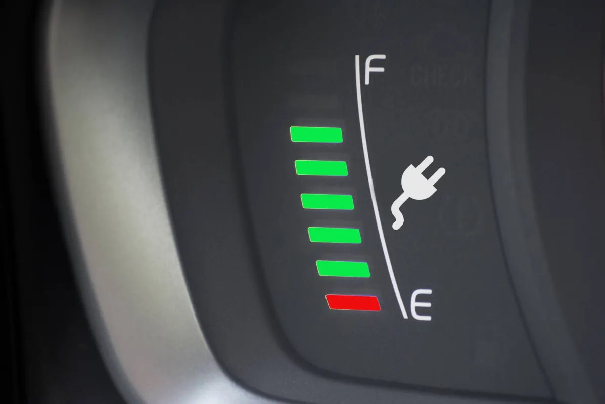 Imagem ilustrativa da imagem Carros elétricos são seguros? Incêndio com carros de luxo em Londrina levanta debate