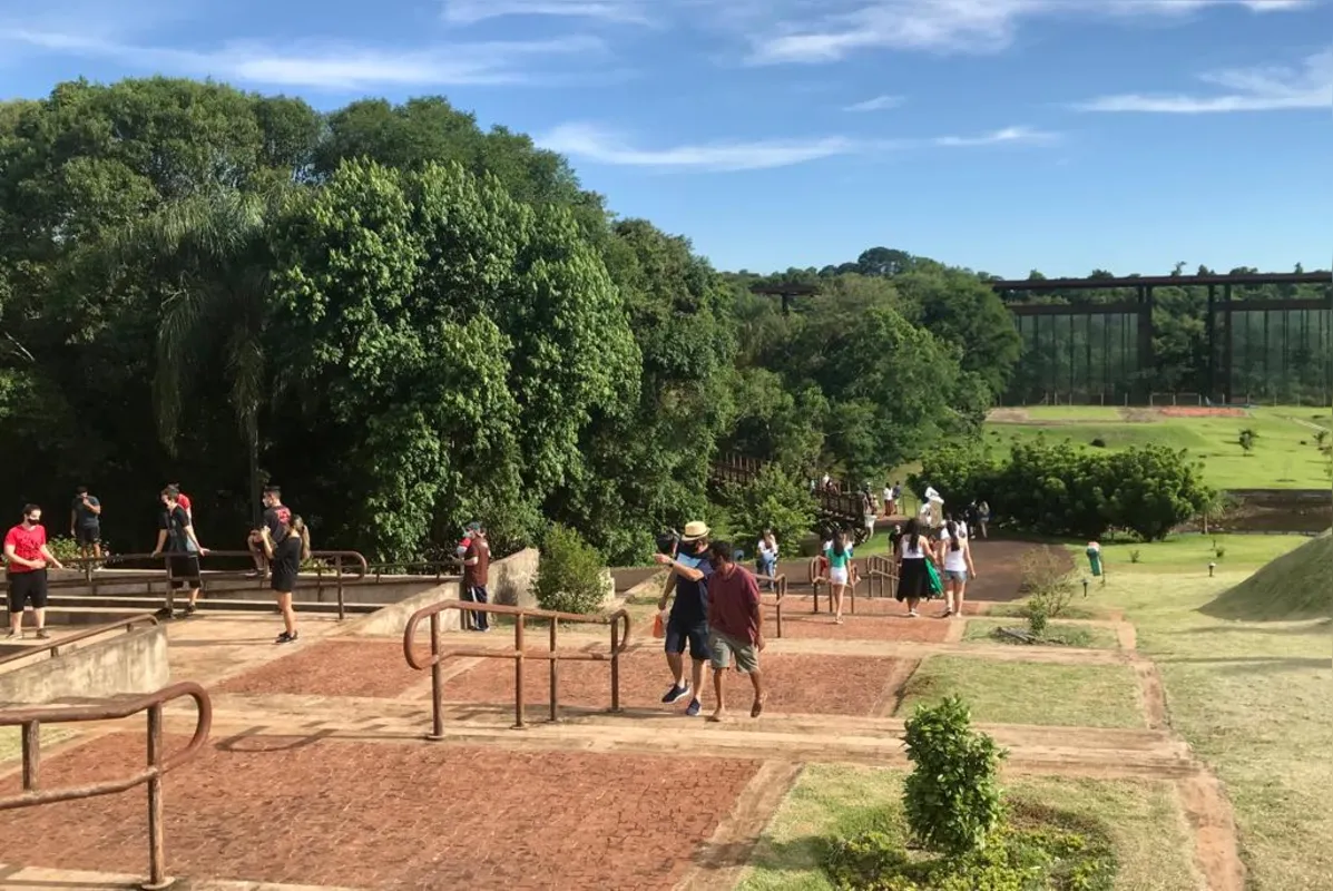 Imagem ilustrativa da imagem Em tarde de clima agradável, famílias aproveitam reabertura do Jardim Botânico