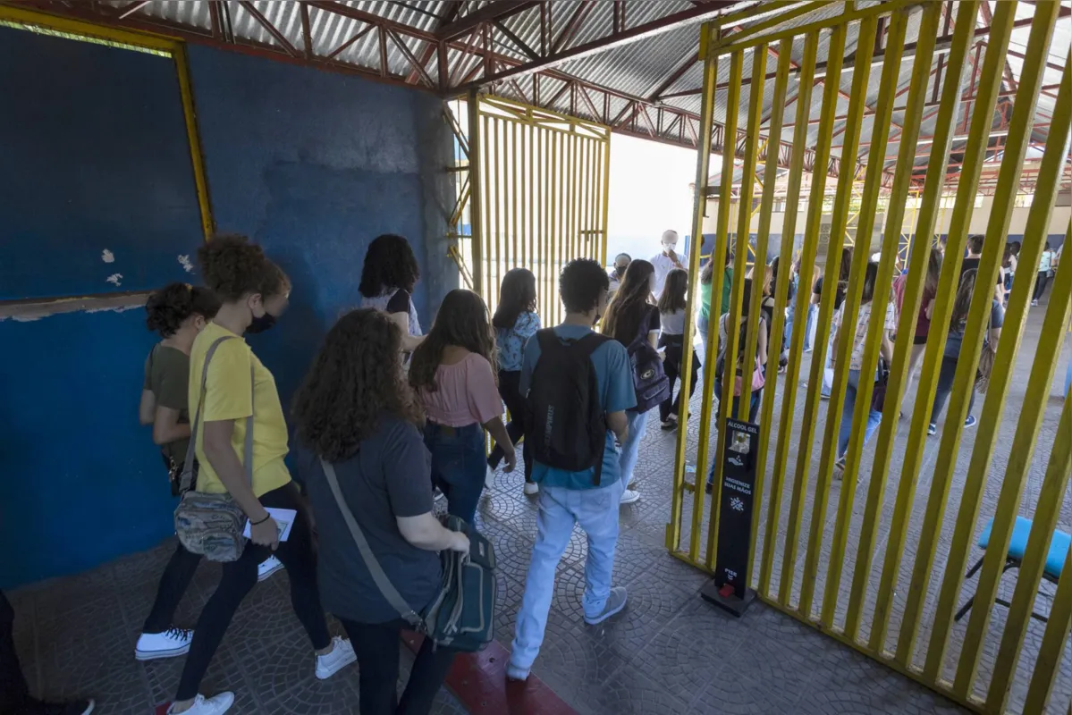 Candidatos ao Enem na entrada  do  Colégio Vicente Rijo: Londrina teve 8.908 inscrições, o menor número nos últimos 15 anos 