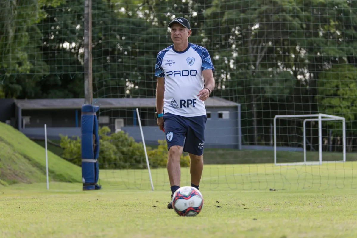 Márcio Fernandes volta a comandar o Londrina na partida contra o Cruzeiro 