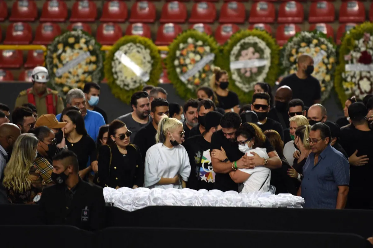 Imagem ilustrativa da imagem Família e famosos chegam ao velório de Marília Mendonça