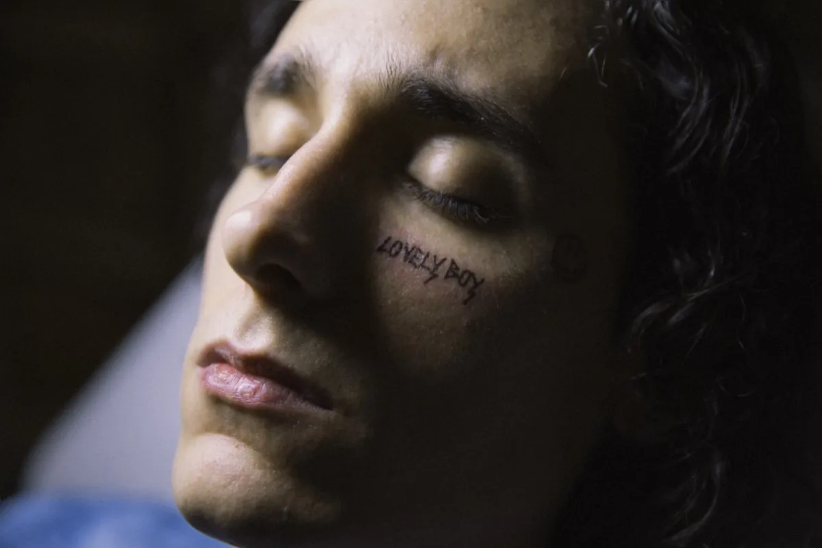 "Lovely Boy" ,que integra a proframação do festival, traz a história de um músico talentoso marcado por tatuagens no rosto e que se perde no mundo das drogas