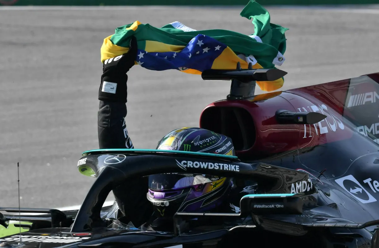 Imagem ilustrativa da imagem Hamilton supera punições, vence GP de São Paulo e encosta em Verstappen