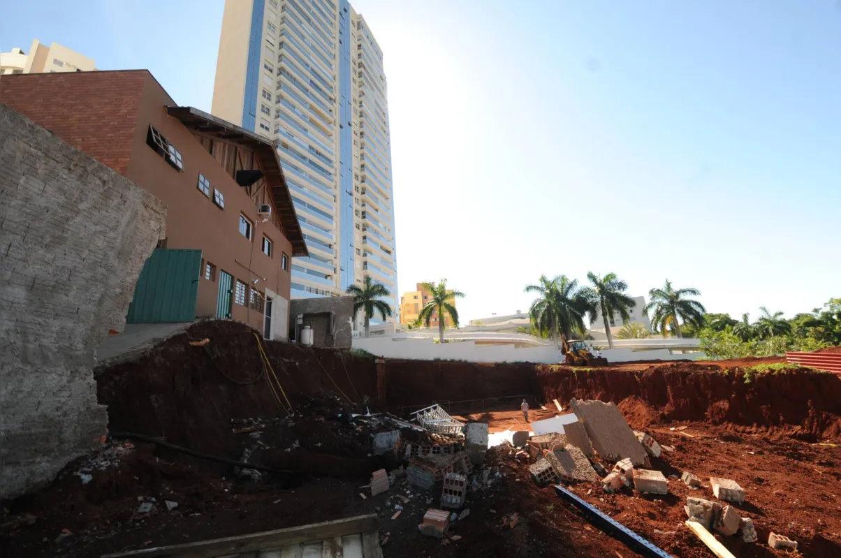 Haveria risco de um muro do prédio ruir, já que as escavações do terreno foram feitas muito próximas