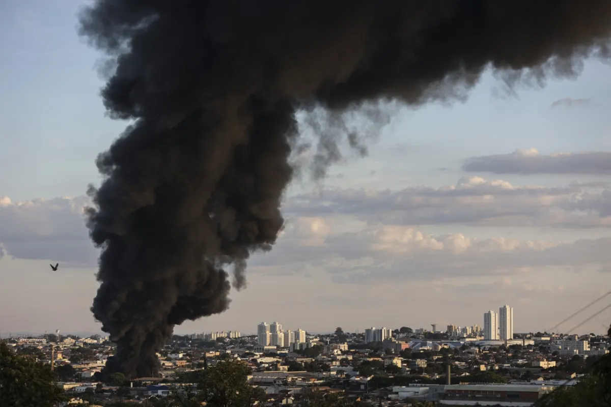 Imagem ilustrativa da imagem Incêndio de grandes proporções atinge garagem da TCGL em Londrina (VÍDEO)