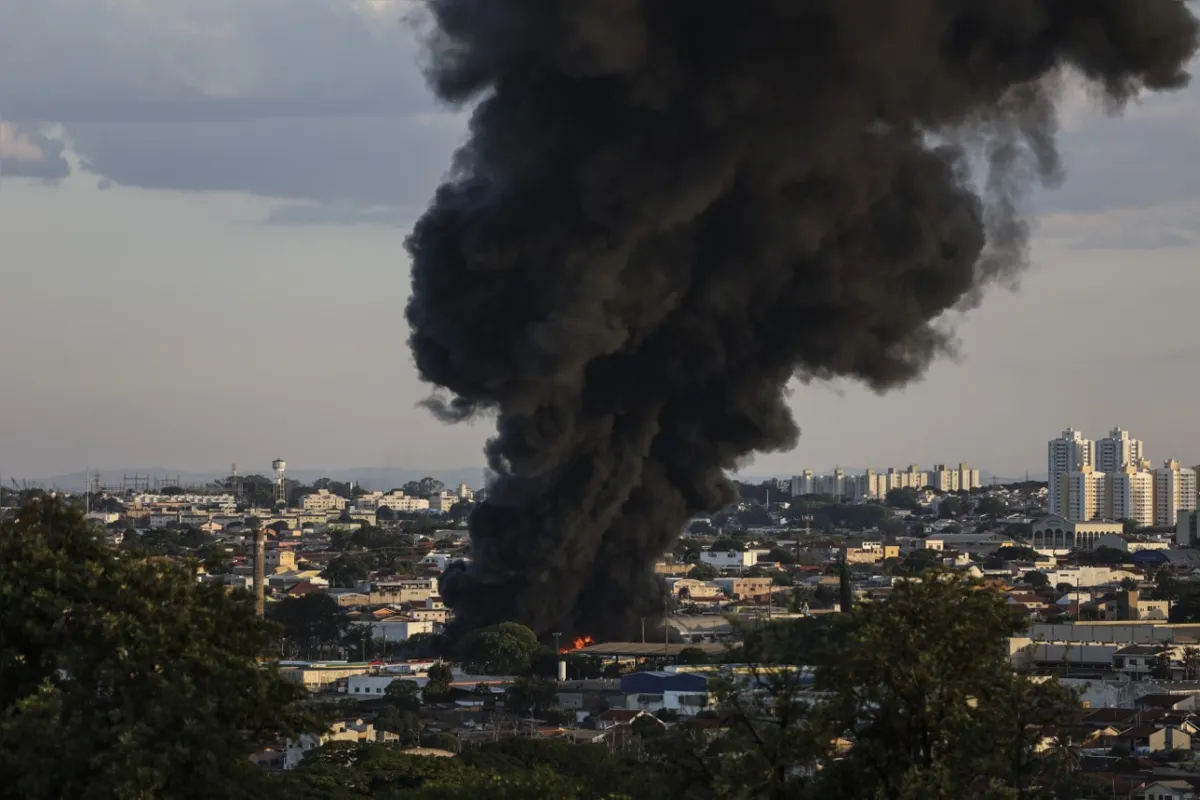 Imagem ilustrativa da imagem Incêndio de grandes proporções atinge garagem da TCGL em Londrina (VÍDEO)