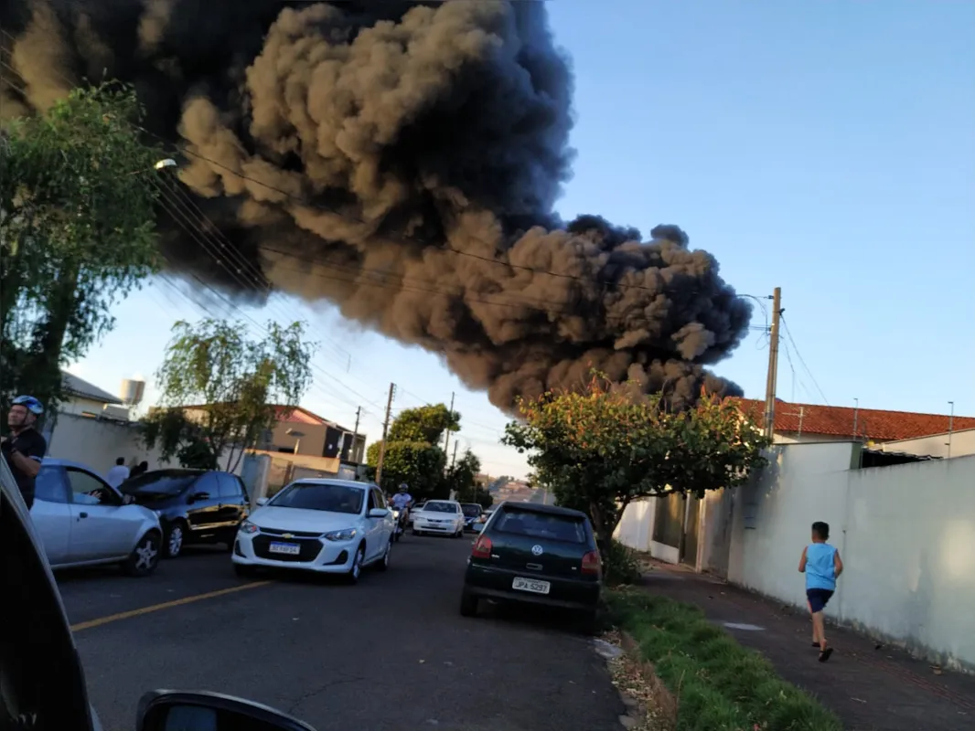 Imagem ilustrativa da imagem Incêndio de grandes proporções atinge garagem da TCGL em Londrina (VÍDEO)