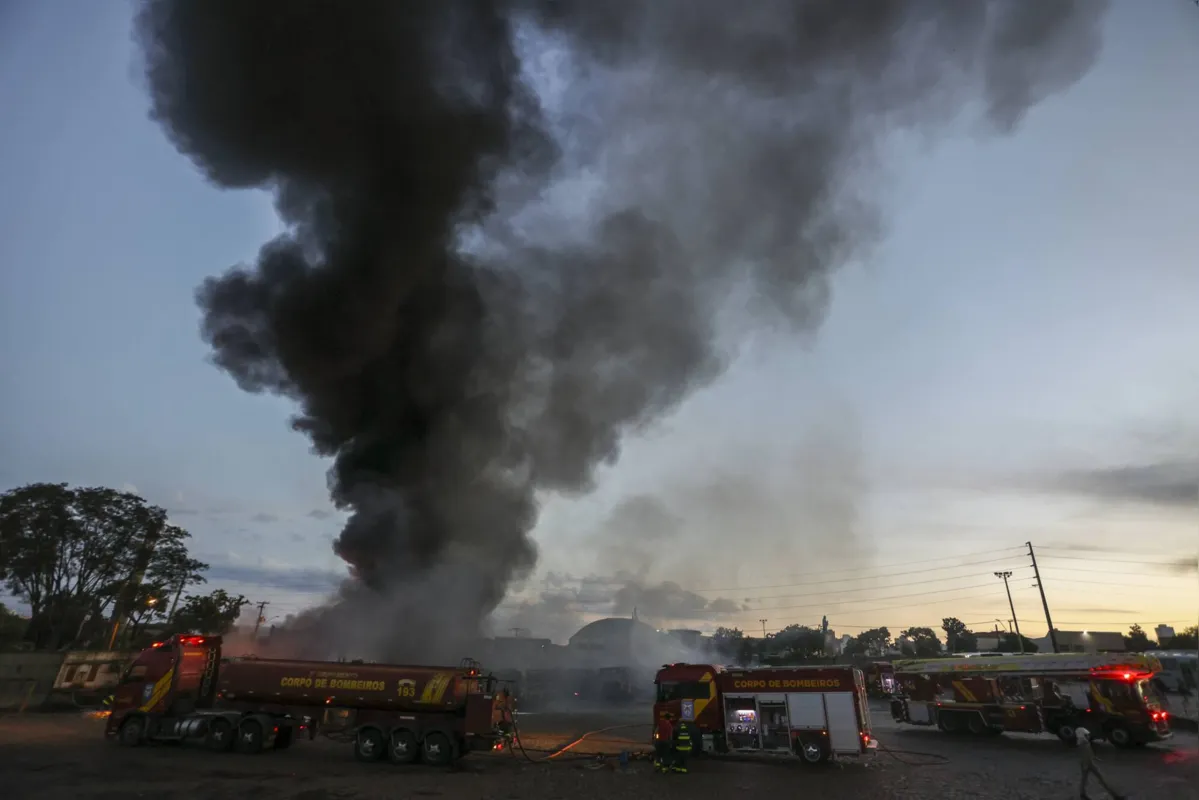 Imagem ilustrativa da imagem Incêndio que destruiu 52 ônibus da TCGL pode ter sido criminoso