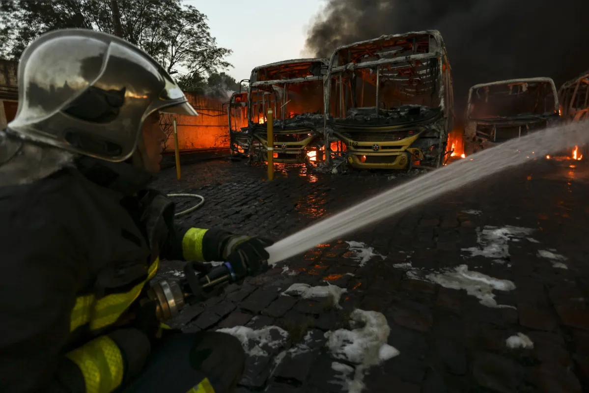 Imagem ilustrativa da imagem Incêndio que destruiu 52 ônibus da TCGL pode ter sido criminoso