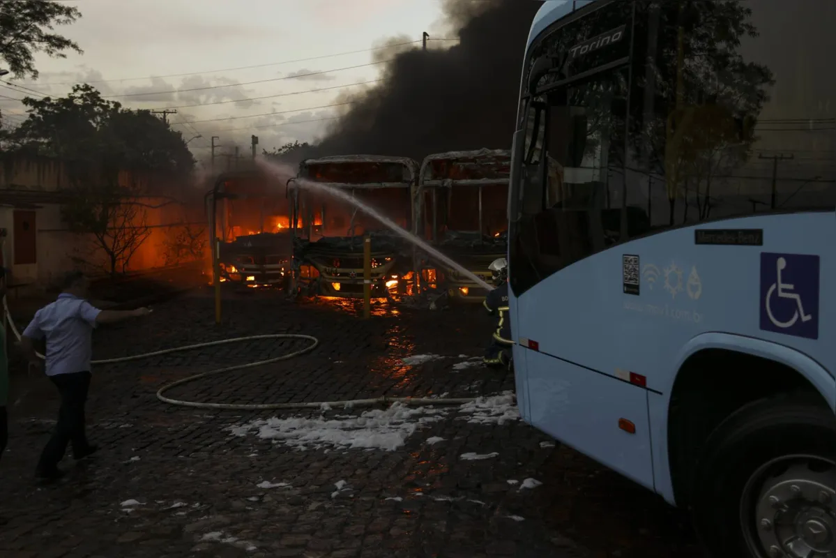 Imagem ilustrativa da imagem Incêndio que destruiu 52 ônibus da TCGL pode ter sido criminoso