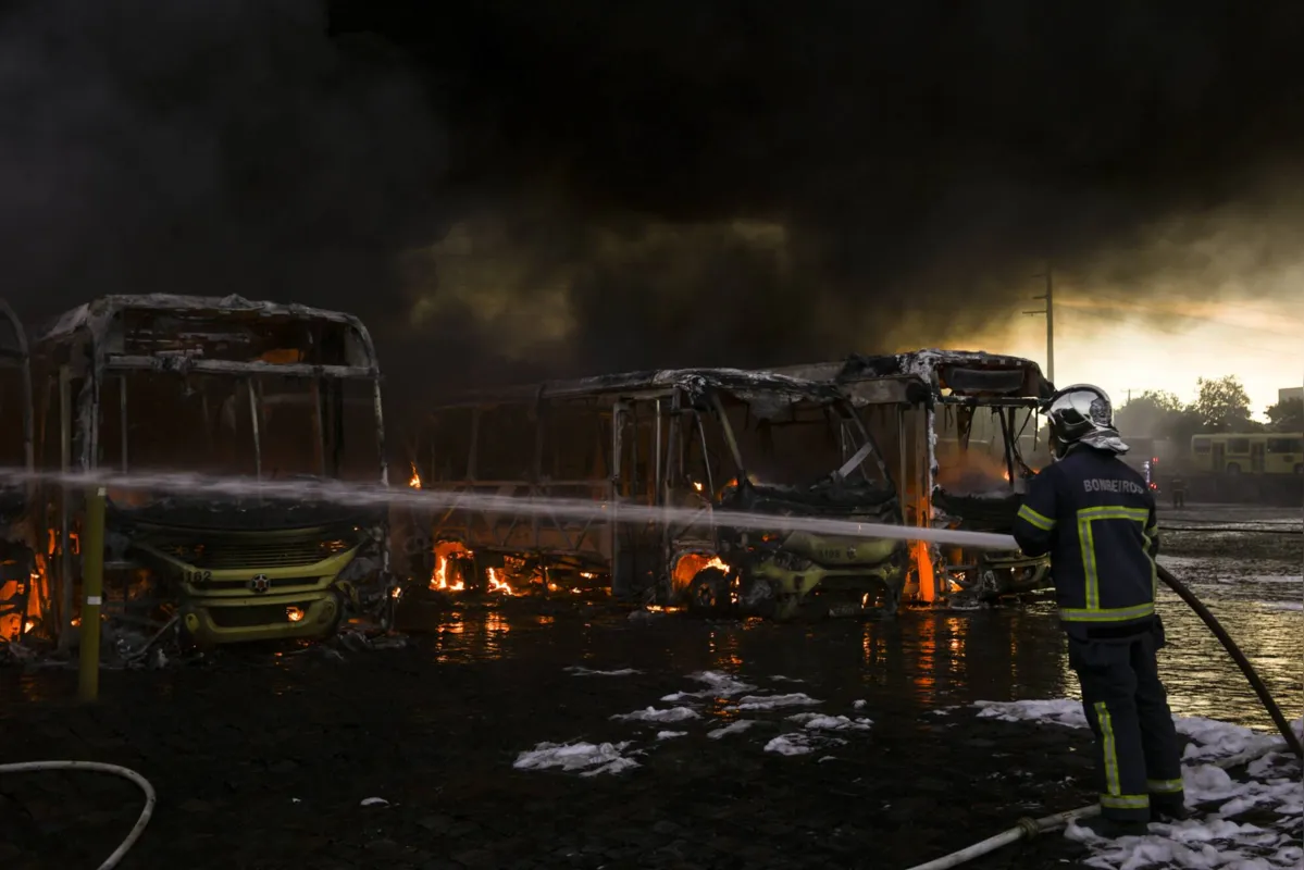 Imagem ilustrativa da imagem Incêndio que destruiu 52 ônibus da TCGL pode ter sido criminoso