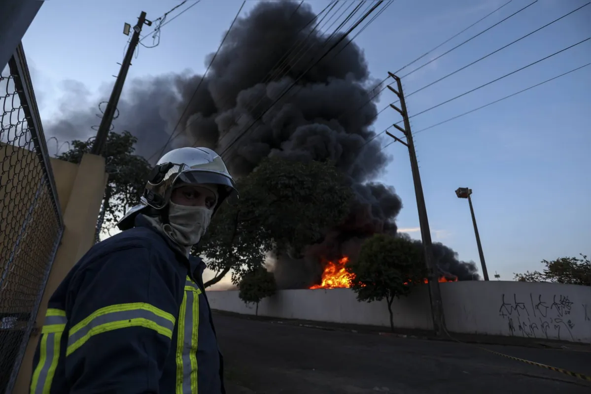 Imagem ilustrativa da imagem Incêndio que destruiu 52 ônibus da TCGL pode ter sido criminoso