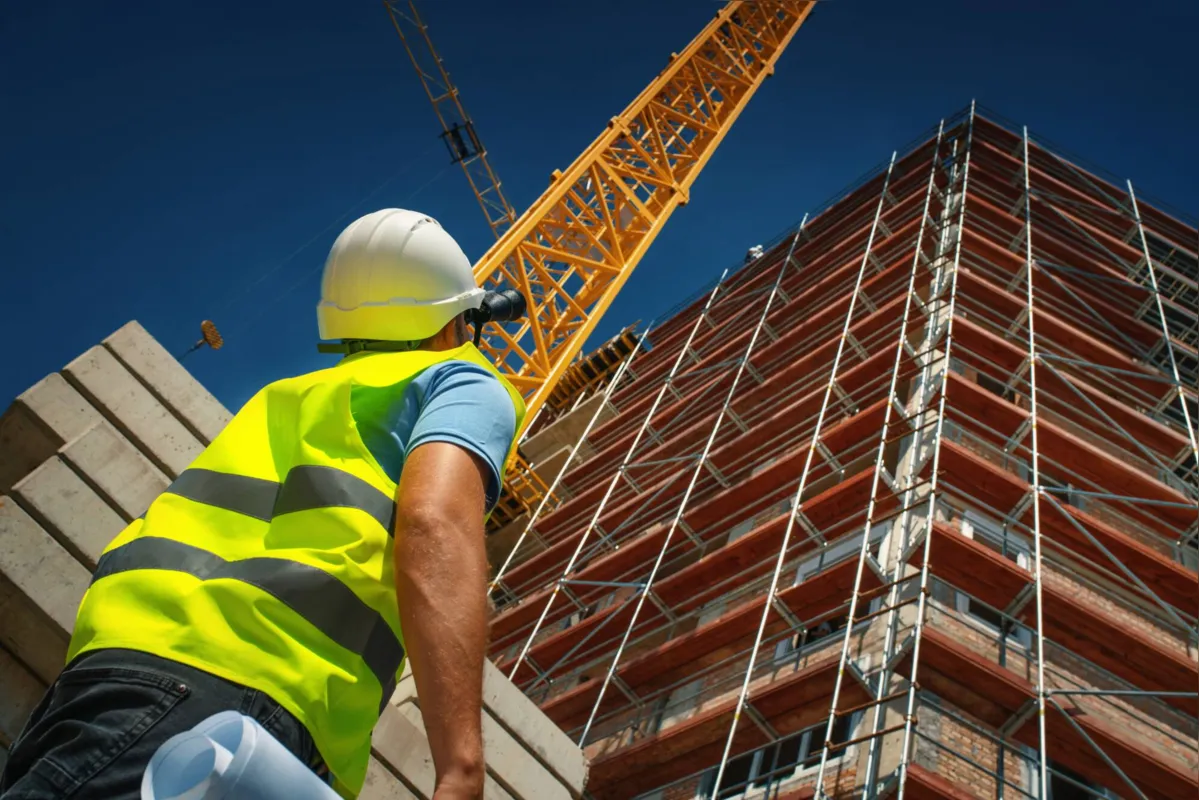 O custo nacional da construção, por metro quadrado, saiu de R$ 1.475,96 em setembro para R$ 1.490,88 em outubro. Neste valor, R$ 888,45 são relacionados aos materiais e R$ 602,43 à mão de obra