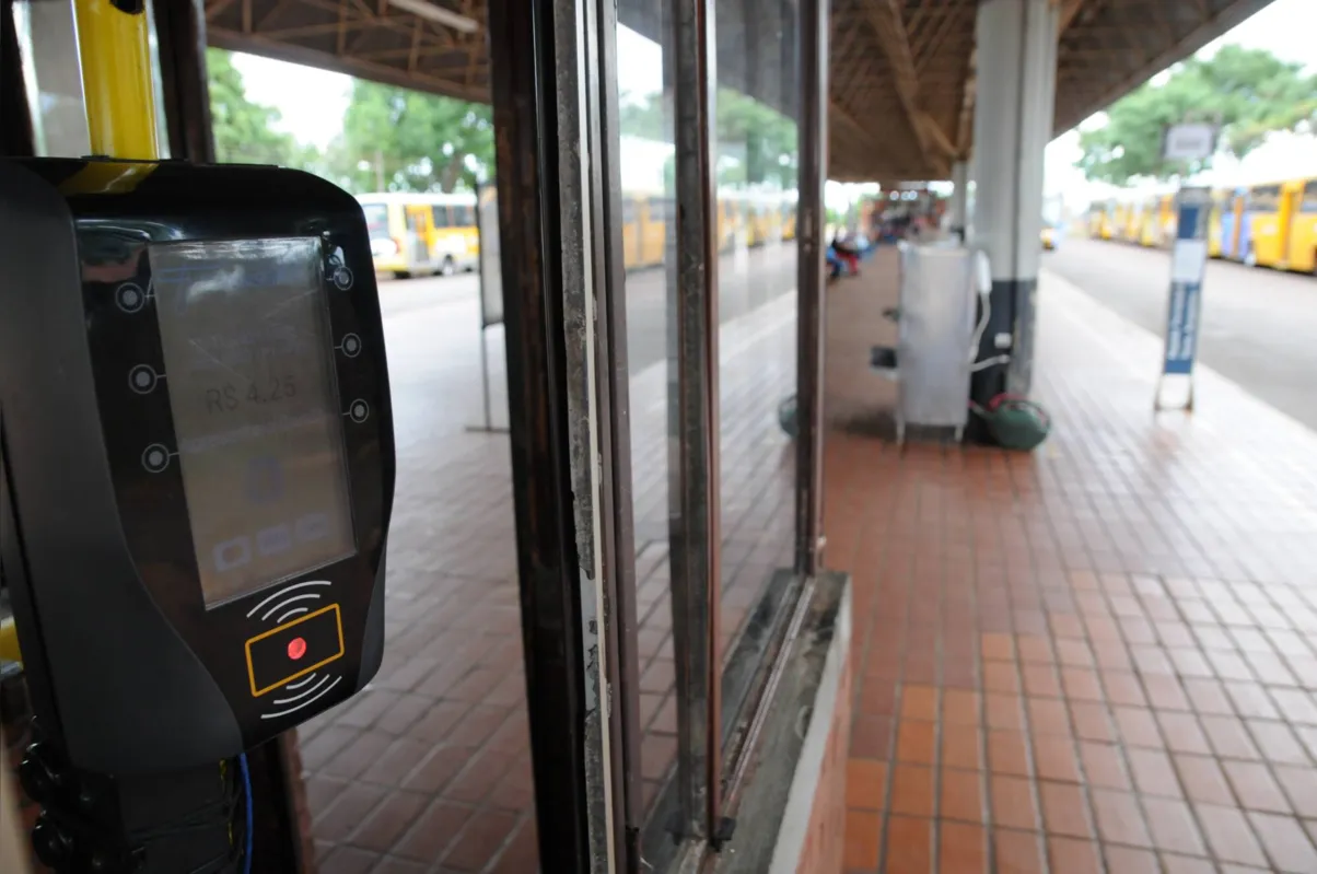 Máquina de cartão instalado em terminal: praticidade
