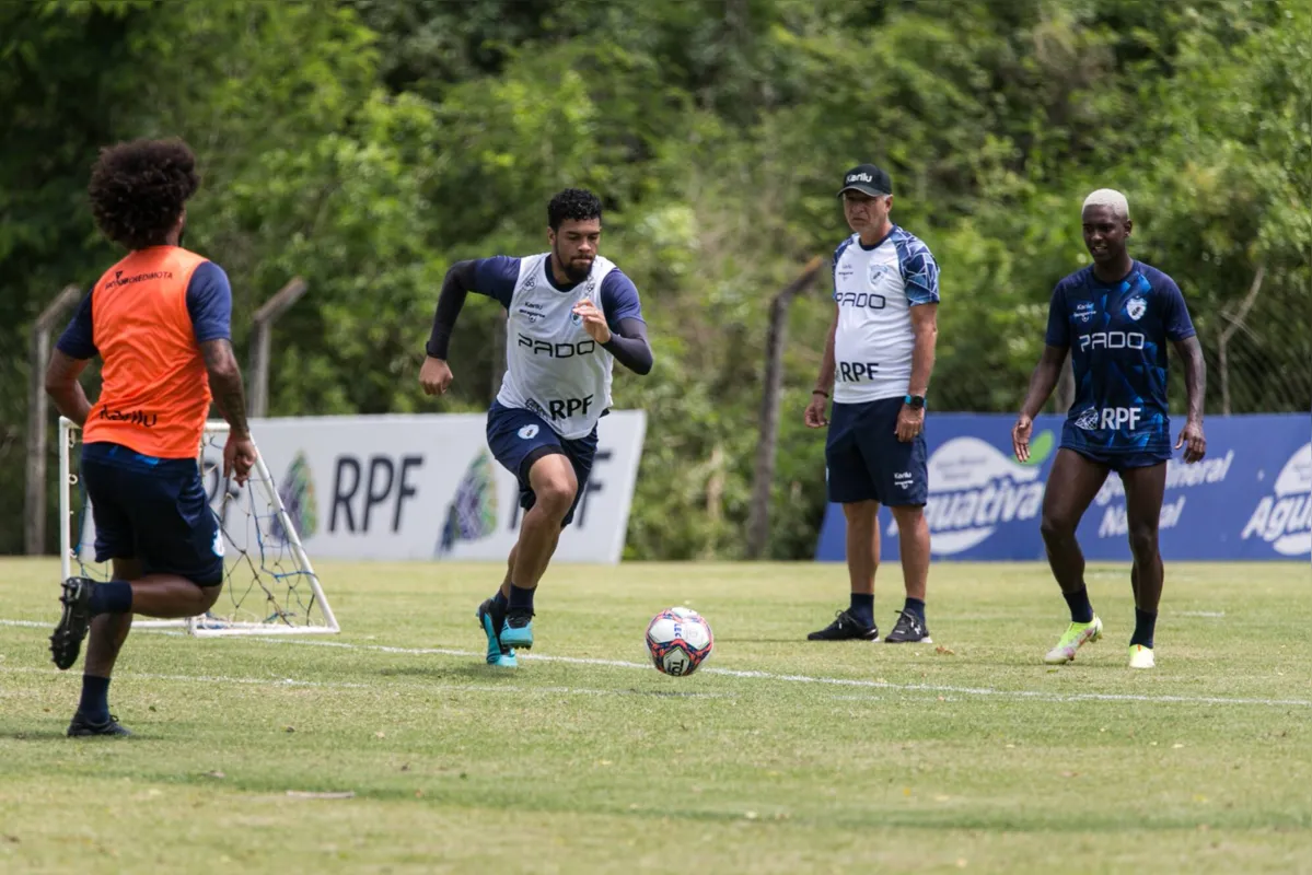 Recuperados de dores na coxa, Augusto treinou no domingo e estará em campo diante do CRB