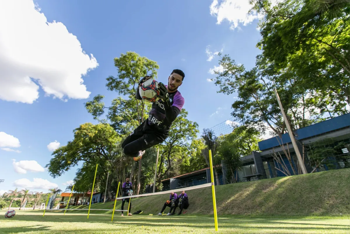Destaques nos últimos jogos, o goleiro César completa 100 partidas com a camisa do LEC diante do Cruzeiro 