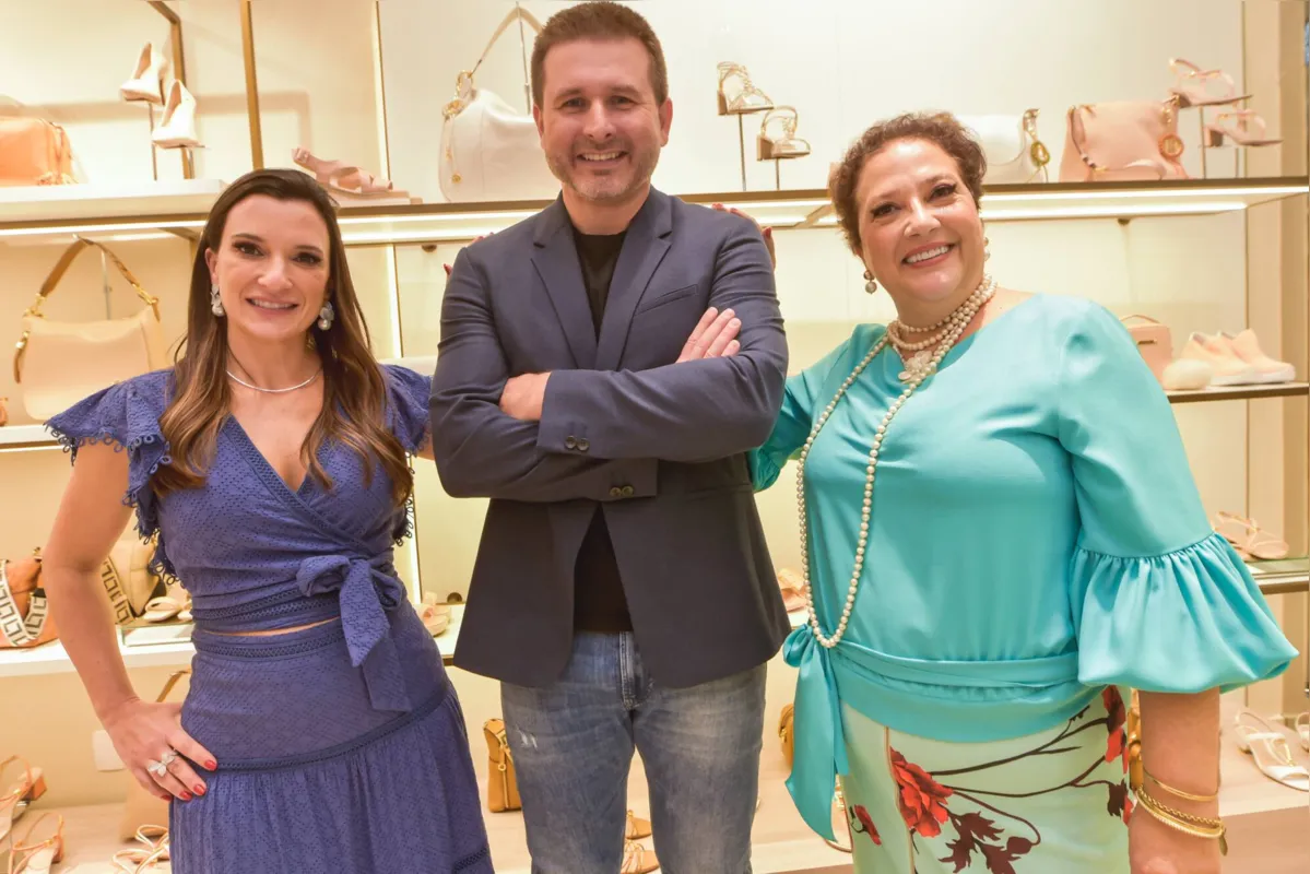 As franqueadas da Luz da Lua em Londrina Fernanda Donadio Pitta Kunii e Zilá Reis Gomes com o diretor comercial da marca, Eduardo Smaniotto