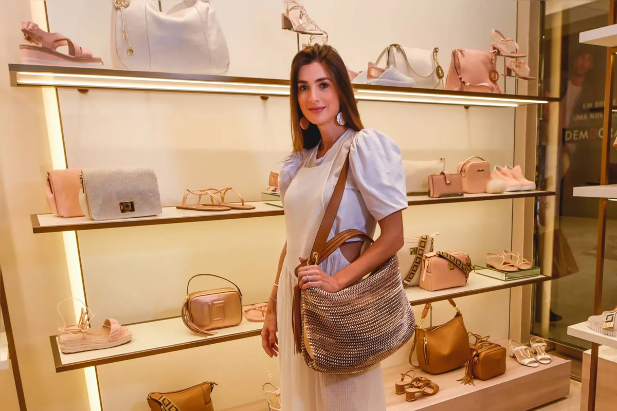 A influencer Paula Chiarato elegeu a bolsa Madras, um ícone da Luz da Lua, como um de seus itens favoritos