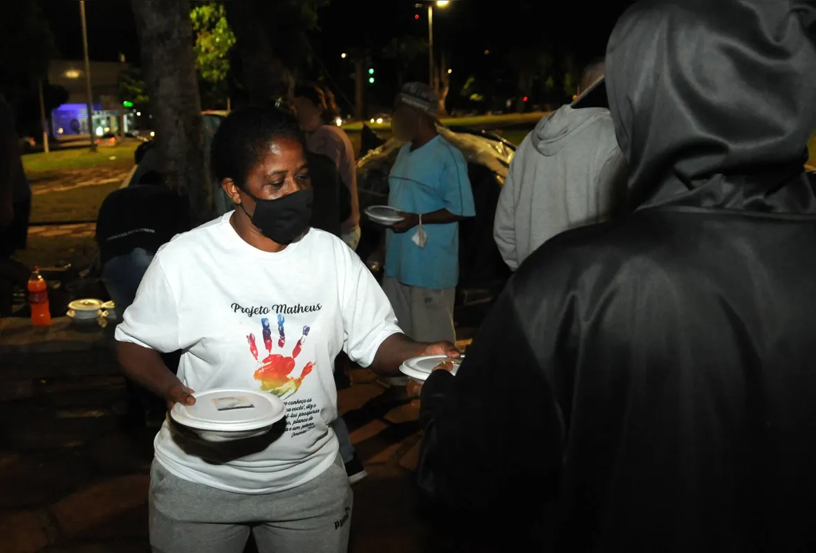 Esmeralda Pereira distribui 100 marmitas todas as quartas-feiras para amenizar a fome de homens e mulheres que vivem nas ruas