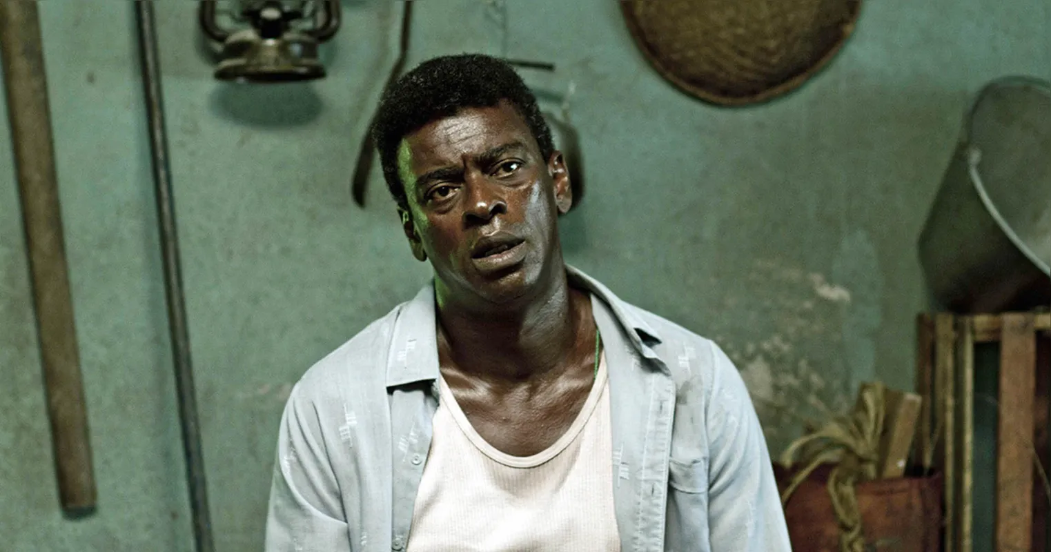 Seu Jorge vive Carlos Marighella numa interpretação sem deslizes e que, se existem, são passíveis de anistia imediata 