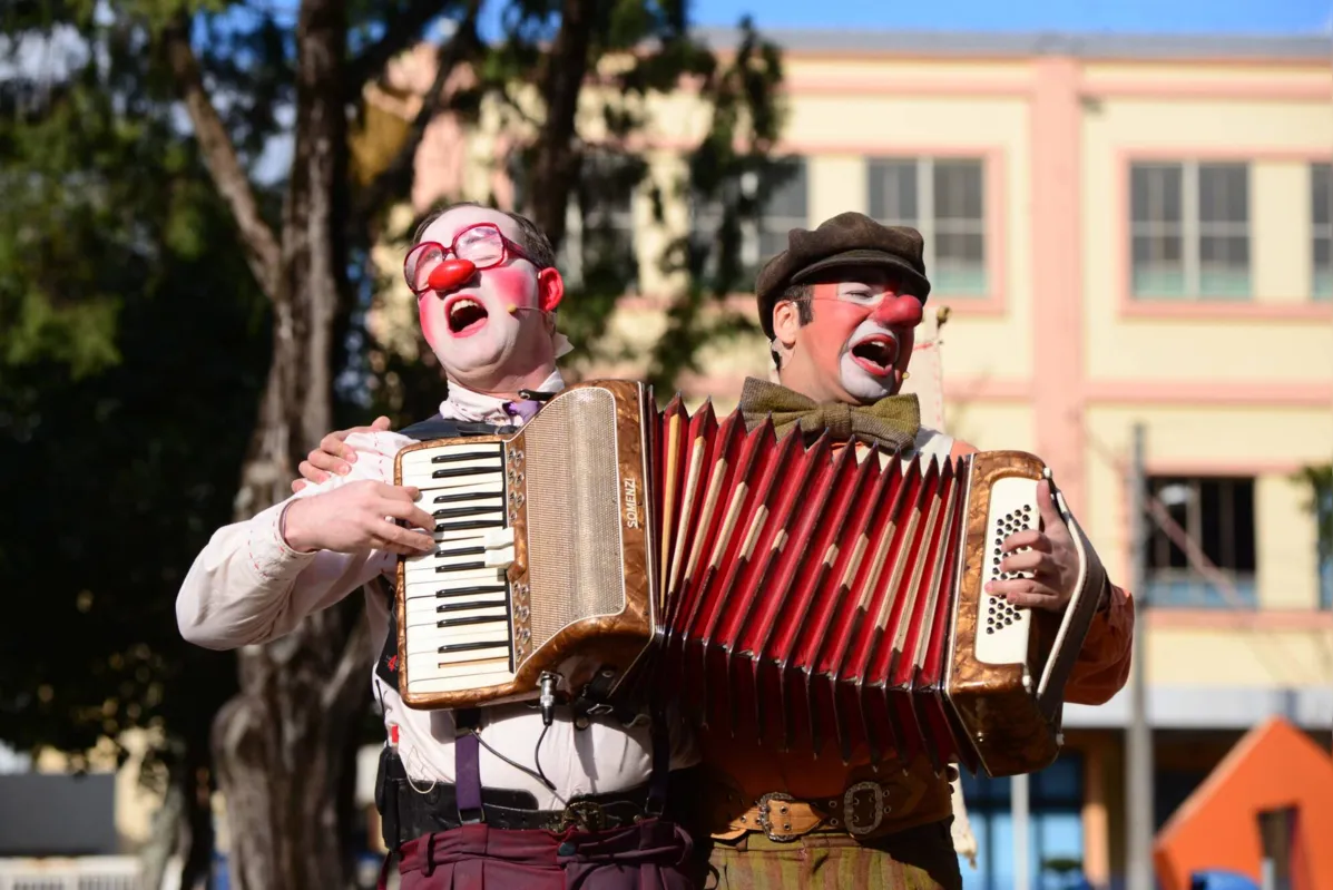 Com espetáculos como Faixa de Graça, do Grupo Ritornelo de Teatro (Passo Fundo / RS) ,começa neste sábado (13) a Mostra Pé na Rua, em Maringá