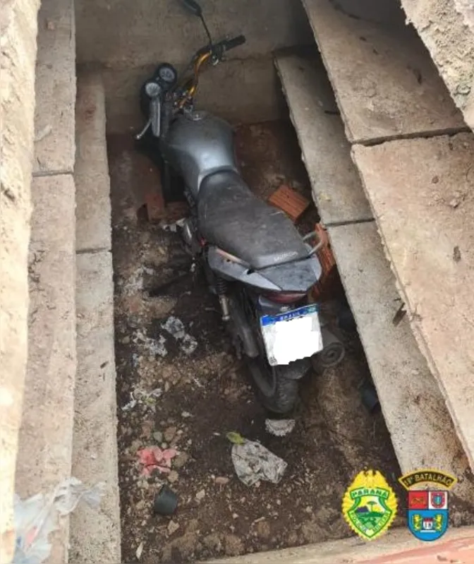 A PMPR encontrou uma motocicleta Honda CG no túmulo fechado.