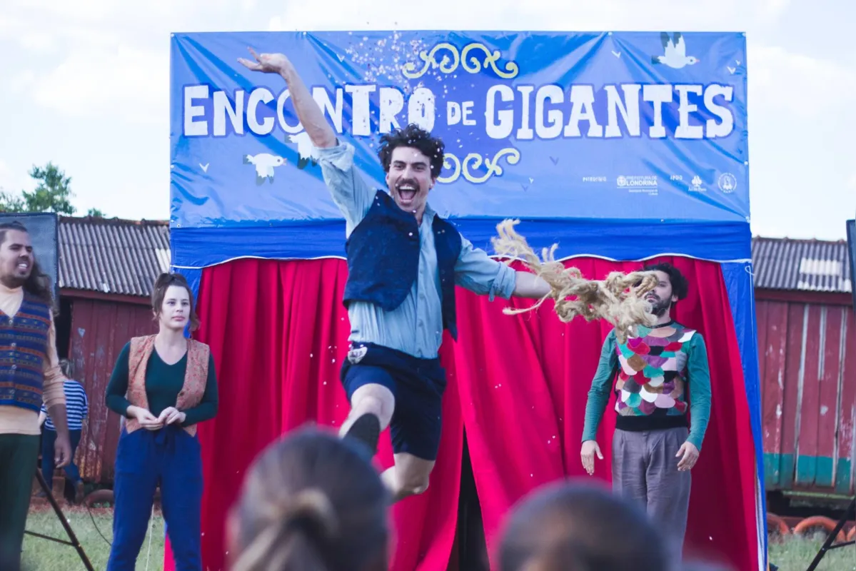 Retomando as atividades, o Núcleo Ás de Paus apresenta no Zerão neste domingo (7) o espetáculo "Encontro de Gigantes"