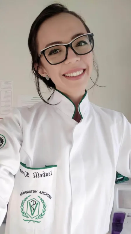 A veterinária Isabelli Sayuri Kono